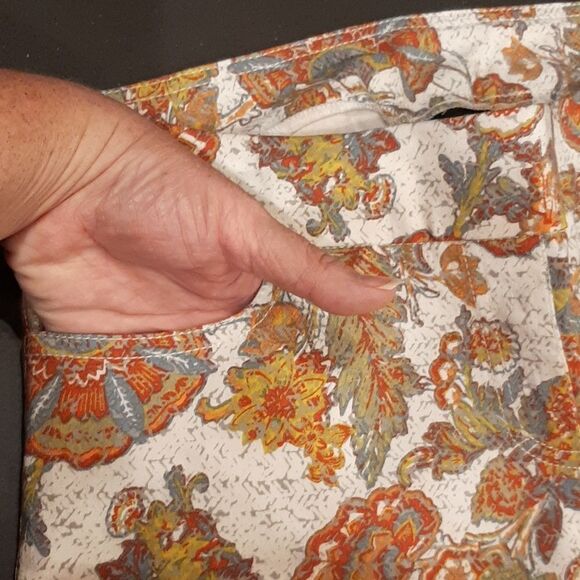 Slim-Sation by Multiples Pull On Capris - Picture 4 of 9